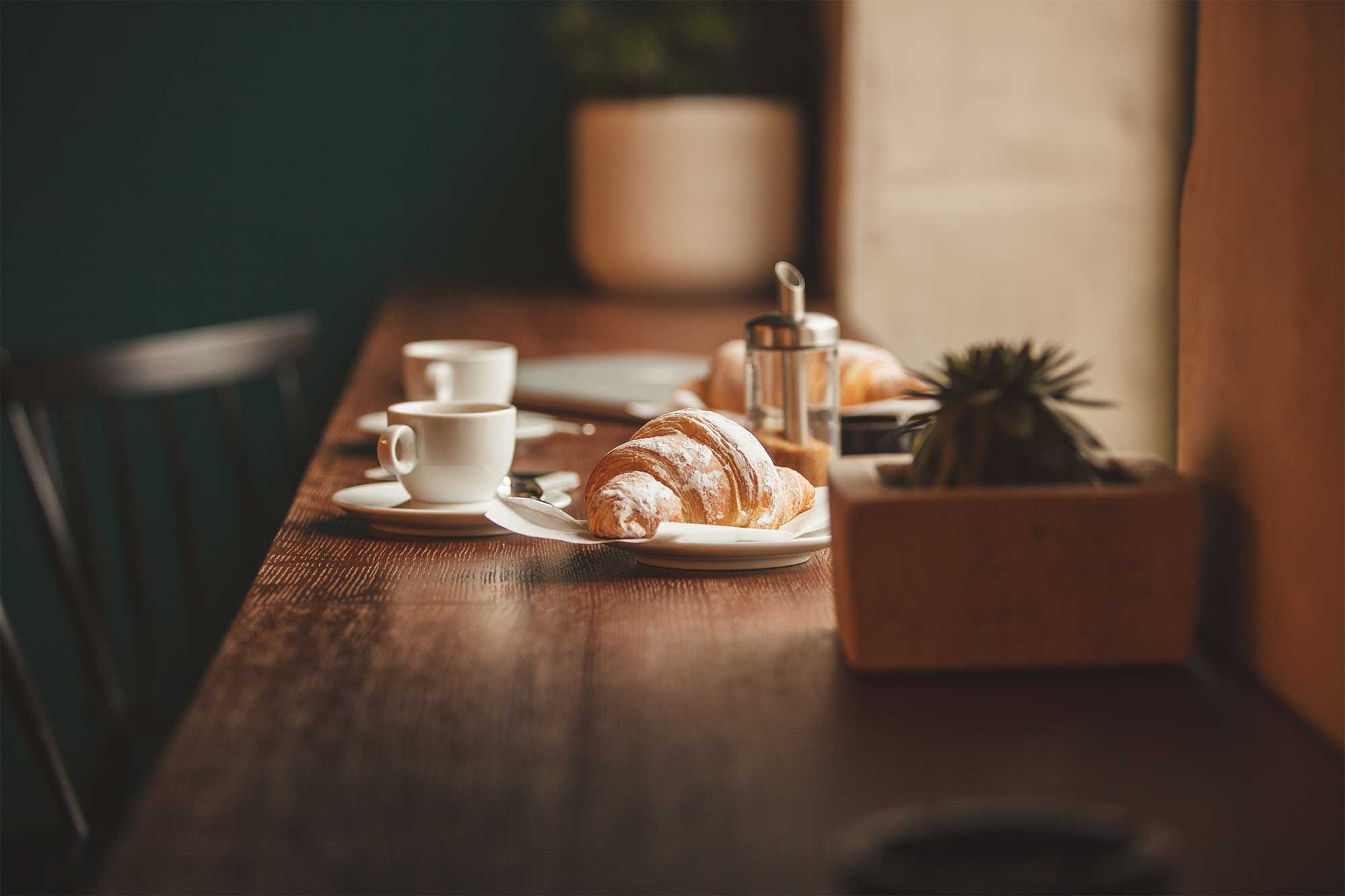 Ett bord med kaffe och fikabröd